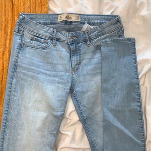 HOLLISTER LIGHT WASH SKINNY JEANS